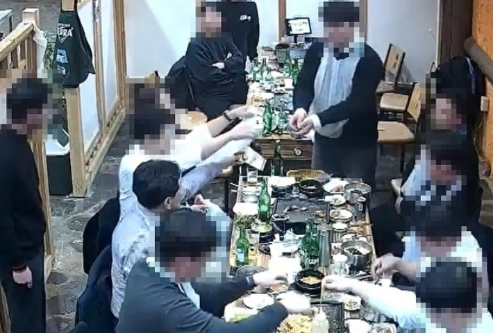 2025년 11월 30일 오후 8시 7분께 전북 전주시 완산구 소재 음식점에서 김관영 전북특별자치도지사가 함께 식사한 청년들에게 일일이 현금을 건네고 있다. 연합뉴스