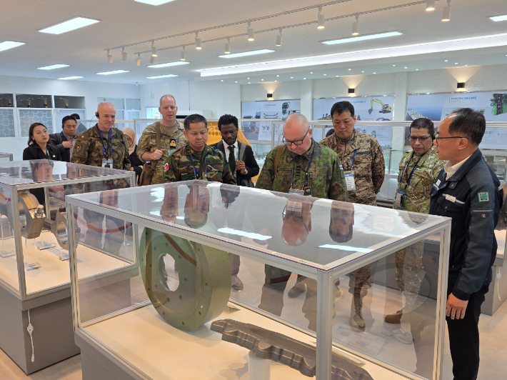 외국무관단 방산기업 현장 방문. 창원시 제공 