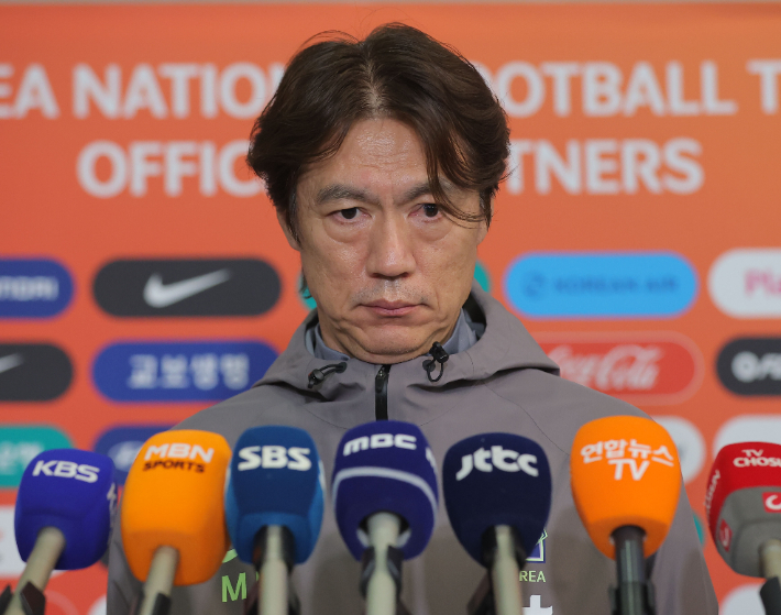 2026 북중미 월드컵을 앞두고 유럽에서 A매치 2연전을 치른 축구 국가대표팀 홍명보 감독이 2일 인천국제공항 제2여객터미널을 통해 귀국해 취재진 질문을 듣고 있다.  연합뉴스