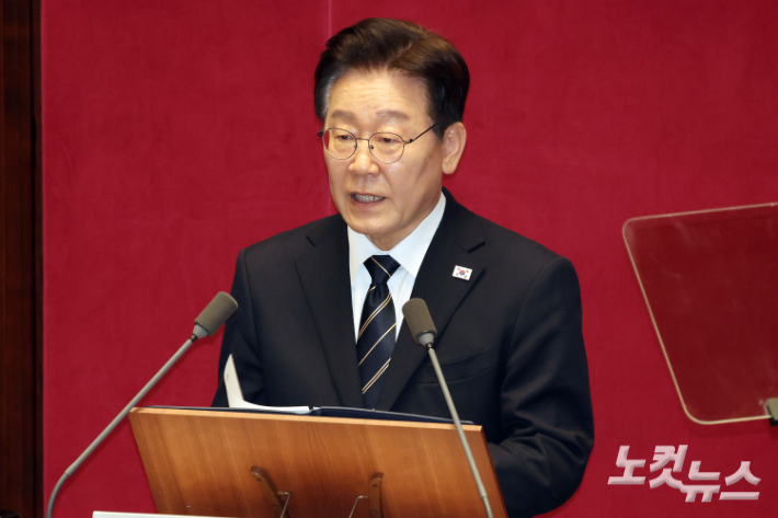 이재명 대통령이 2일 서울 여의도 국회에서 열린 제433회국회(임시회) 제4차 본회의에서 중동 사태 대응을 위한 추가경정예산안에 대한 시정연설을 하고 있다. 윤창원 기자