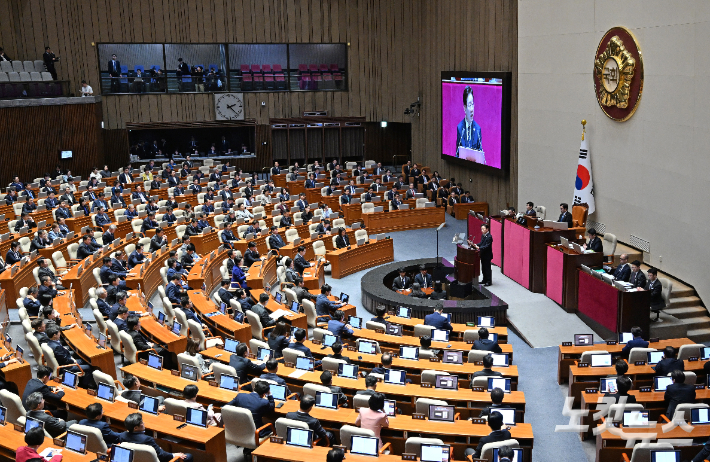 이재명 대통령이 2일 국회 본회의장에서 중동 사태 대응을 위한 추가경정예산안 관련 시정연설을 하고 있다. 윤창원 기자