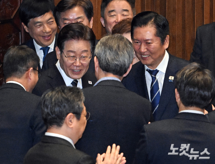 이재명 대통령이 2일 국회 본회의장에서 중동 사태 대응을 위한 추가경정예산안 관련 시정연설을 하기 위해 들어서며 의원들과 인사를 나누고 있다. 윤창원 기자