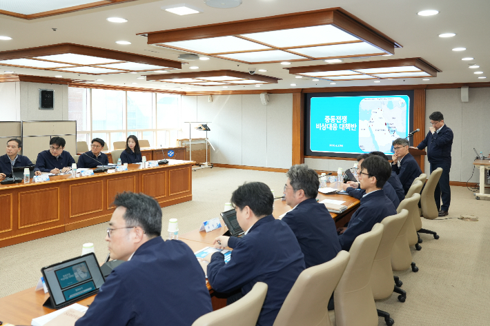 수협중앙회는 2일 중동 사태 비상 대책회의를 열고 어업인 유가 지원을 위해 100억 원대 예산을 투입하기로 했다. 수협 중앙회 제공