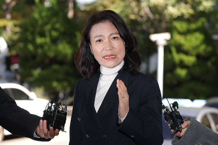 경찰 조사 전 발언하는 이진숙 전 방송통신위원장. 연합뉴스