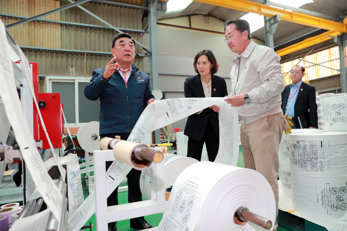 김두겸 울산시장이 2일 남구 소재의 종량제봉투 제작업체를 방문해 종량제봉투 재고와 제작 업체의 원료 물량 등을 직접 점검하고 있다. 울산시 제공