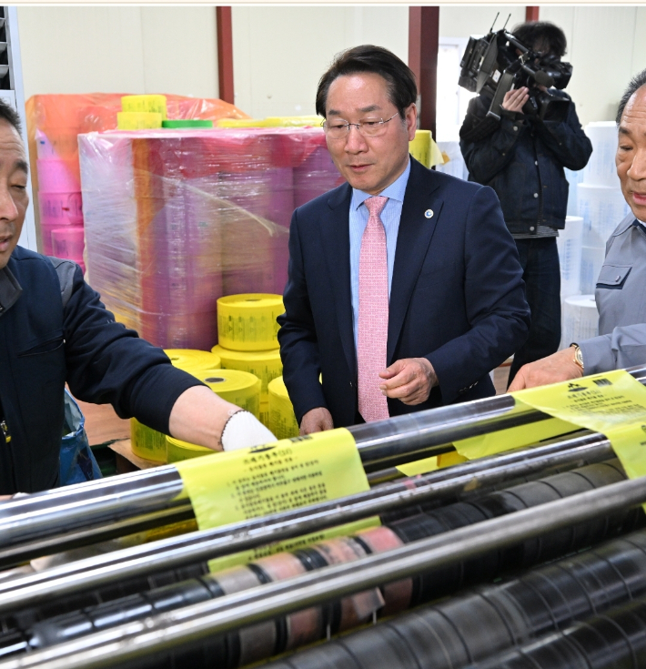 유정복 인천광역시장이 2일 미추홀구 종량제 봉투 제작업체에서 생산라인을 살펴보고 있다. 인천시 제공
