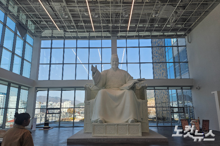 광화문 세종대왕 동상 원형. 이형탁 기자