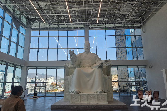 광화문 세종대왕 동상 원형. 이형탁 기자