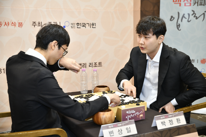 박정환 9단(사진 오른쪽) vs 변상일 9단. 사진은 대국 후 복기 장면. 한국기원 제공