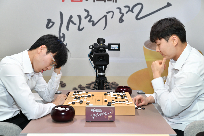 신진서 9단(사진 왼쪽) vs 박정환 9단. '맥심커피배' 4강전 대국 후 복기 장면으로, 패배한 신진서가 괴로운 표정을 짓고있다. 한국기원 제공