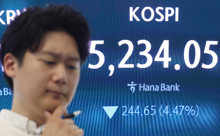 2일 서울 중구 하나은행 본점 딜링룸에 코스피가 표시되고 있다. 연합뉴스