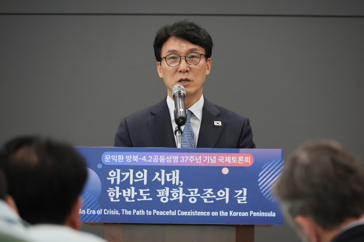 김민석 국무총리가 2일 서울 종로구 서울글로벌센터에서 열린 문익환 방북-4.2공동성명 37주년 기념 국제토론회에서 축사하고 있다. 연합뉴스