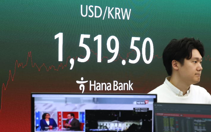 2일 서울 중구 하나은행 본점 딜링룸에 원/달러 환율이 표시되고 있다. 연합뉴스