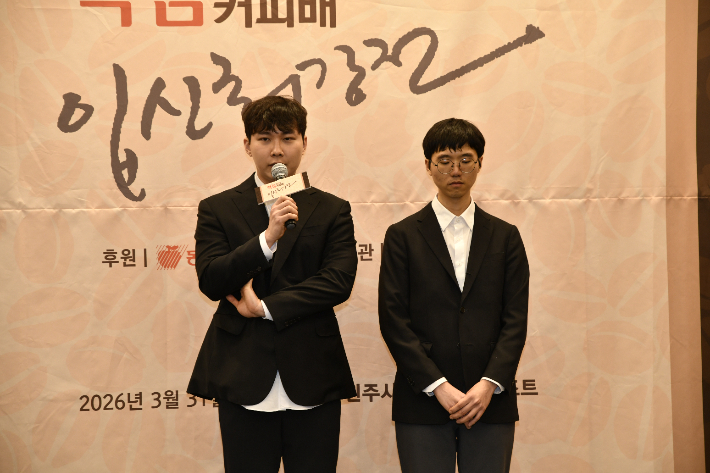 인터뷰 중인 박정환 9단(사진 왼쪽). 한국기원 제공