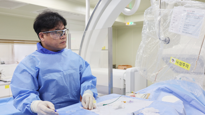 세명기독병원 심뇌혈관질환센터 뇌혈관센터 조재훈 부장이 '뇌혈류차단기 삽입술'을 시행하고 있다. 포항세명기독병원 제공