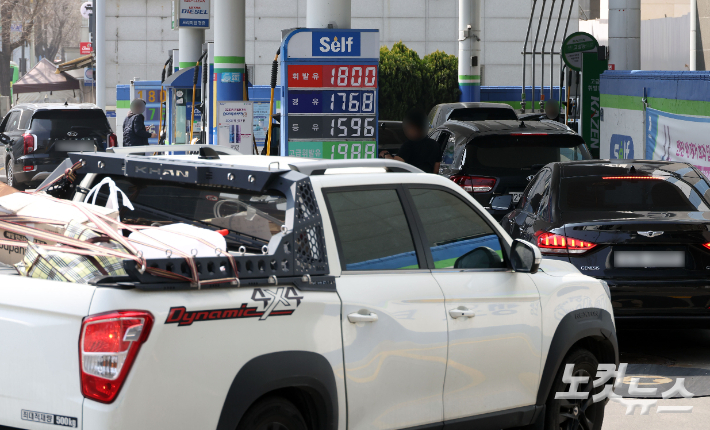 주유소에서 시민들이 차량들이 주유를 하기 위해 줄지어 대기하고 있다. 황진환 기자