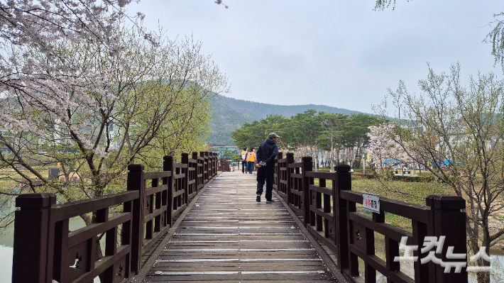 지난 1일 오후 전남 순천시 조례호수공원에서 주민들이 산책을 즐기고 있다. 한아름 기자 