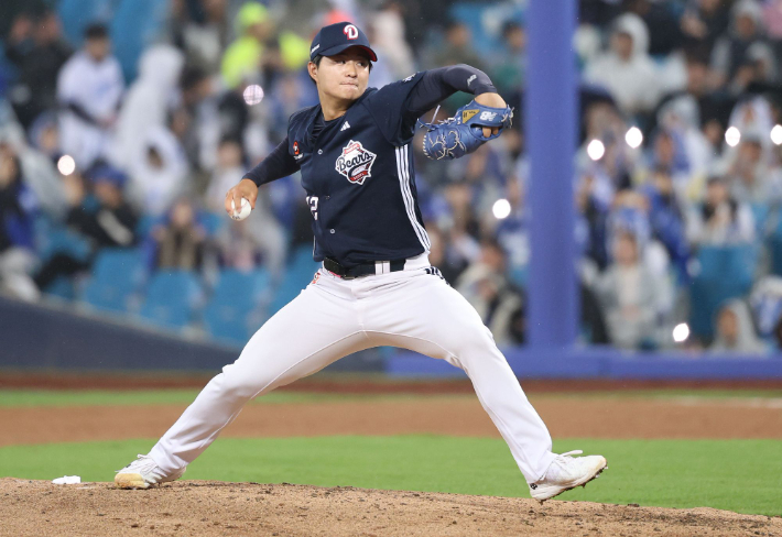 두산 우완 최지강의 1일 투구 모습. 두산 