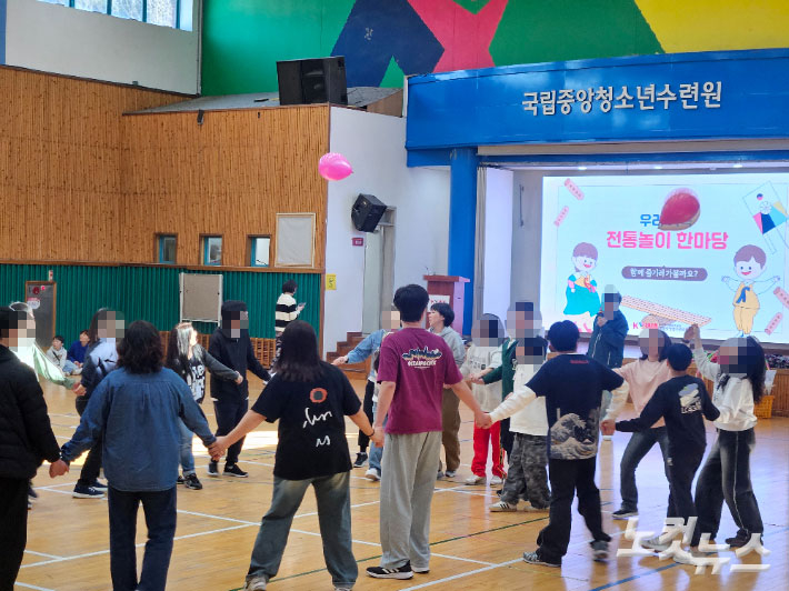 느린학습자시민회가 주최한 함께 걷는 가족캠프. 김정록 기자