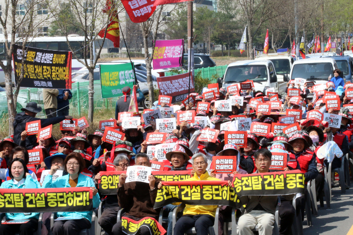 '용인반도체 국가산단 재검토와 초고압송전탑 건설 반대 전국행동'이 2일 오전 11시 전남 나주시 한국전력 본사 앞에서 '송변전선로 전면 재검토 전국궐기대회'를 개최하고 구호를 외치고 있다. 광주환경연합 제공