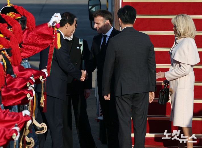 권오을 장관과 악수하는 마크롱 대통령