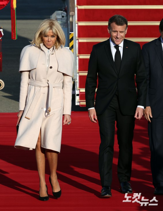 한국 도착한 마크롱 대통령 부부