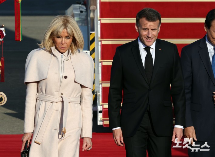 나란히 걷는 마크롱 대통령 부부