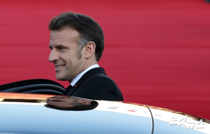 차량에 오른 마크롱 대통령