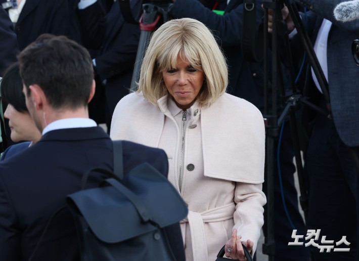 차량으로 향하는 브리지트 마크롱 여사