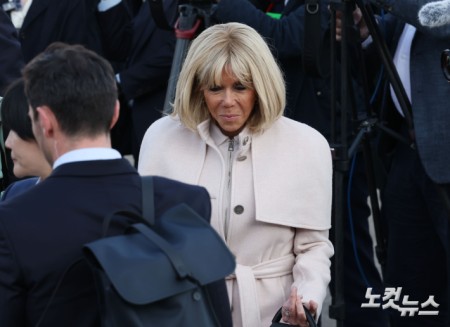 차량으로 향하는 브리지트 마크롱 여사