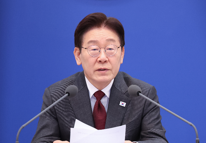 이재명 대통령이 청와대에서 열린 비상경제점검회의에서 발언하고 있다. 연합뉴스