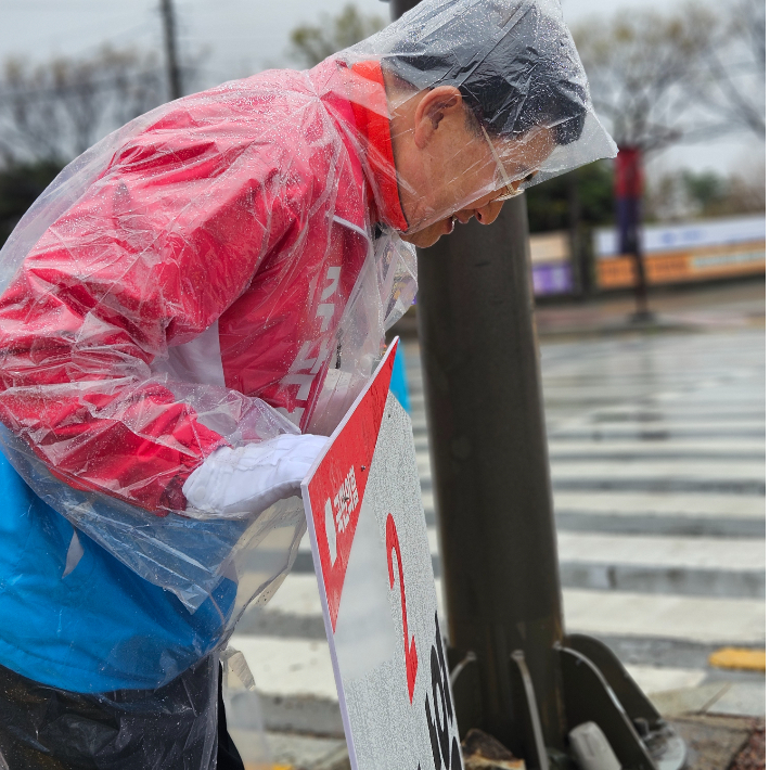 주낙영 경주시장 예비후보가 금장네거리에서 출근길 인사를 하고 있다. 주낙영 후보 캠프 제공