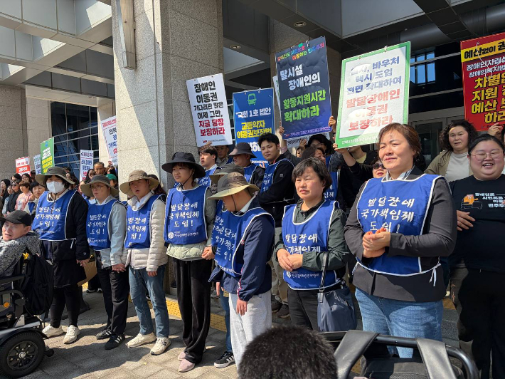 장애인 권리보장을 위한 정책 마련을 촉구하며 기자회견에 나선 장애인단체. 전북장애인차별철폐연대 제공