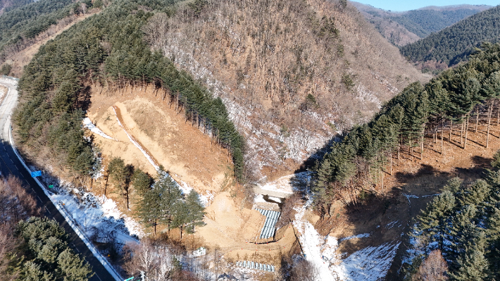 한수원이 강원도 홍천군 화촌면 가리산 일대에 양수발전소 건설을 추진하는 가운데 착공 승인 전임에도 불구하고 이설도로 건설로 산림이 훼손되고 있다. 사진 강원생태네트워크 