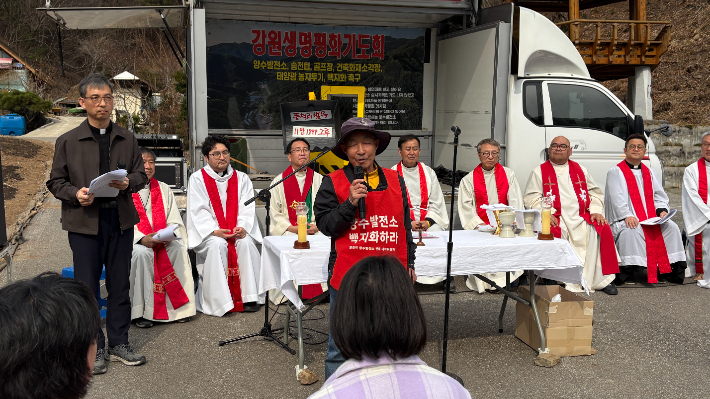풍천리 주민이 지난 달 29일 성공회 나눔의집협의회와 강원기독교교회협의회가 주최한 고난주일 연합 상찬례에서 현장 증언에 나서고 있다. 강원생태네트워크 제공
