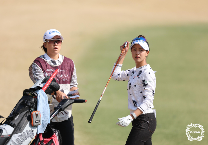 송지아와 캐디를 맡은 김해림 코치. KLPGA 제공