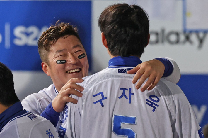 '잘 했어, 자욱아' 삼성 최형우(왼쪽)가 2일 두산과 홈 경기에서 자신의 좌익수 뜬공 때 전력 질주해 득점한 구자욱을 안아주고 있다. 삼성 