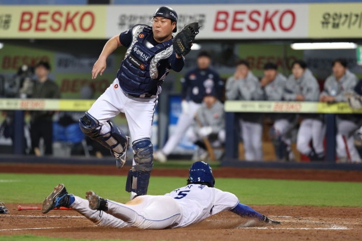 쐐기 득점에 성공하는 구자욱. 삼성 