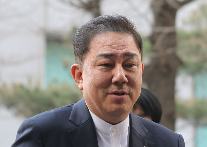 뇌물수수 의혹 등을 받는 무소속 김병기 의원이 2일 조사를 받기 위해 마포구 서울경찰청 공공범죄수사대에 출석하고 있다. 연합뉴스