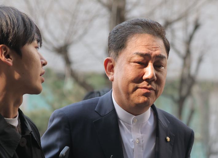 뇌물수수 의혹 등을 받는 무소속 김병기 의원이 2일 조사를 받기 위해 마포구 서울경찰청 공공범죄수사대에 출석하고 있다. 연합뉴스