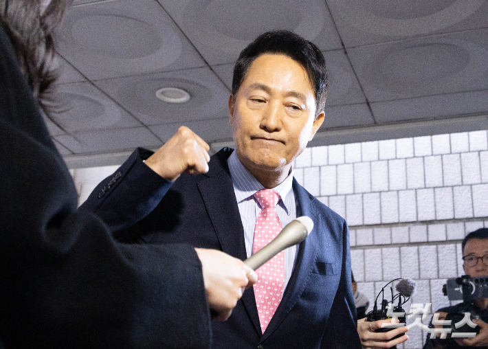 오세훈 서울시장이 지지자들에게 주먹을 들어보이며 인사하고 있다. 류영주 기자