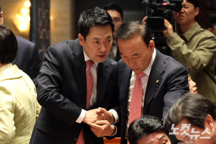 국민의힘 장동혁 대표가 국민의힘 공천관리위원장인 박덕흠 의원과 대화를 하고 있다. 윤창원 기자