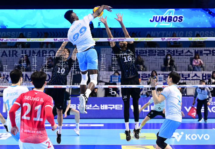 속공 시도하는 마쏘. 한국배구연맹