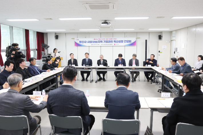 사상 공업단지에서 진행된 제6차 혁신성장 간담회 모습. 부산시 제공