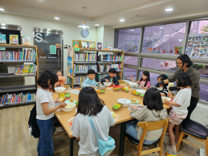 작은도서관 지원-찾아가는 독서문화 프로그램. 전라남도 제공