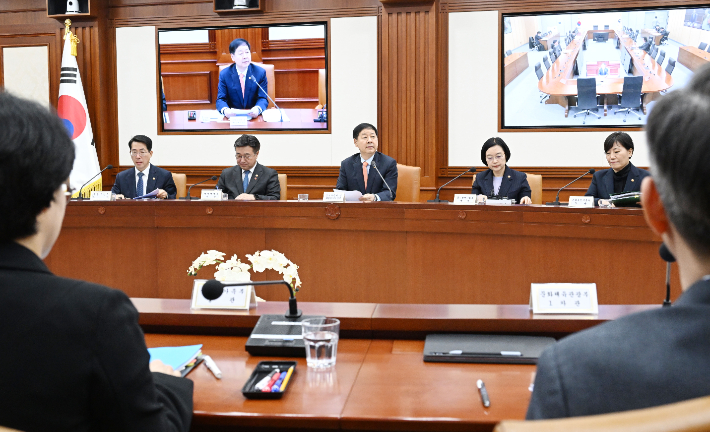 구윤철(가운데) 부총리 겸 재정경제부 장관이 3일 서울 종로구 정부서울청사에서 열린 '비상경제본부회의 겸 경제관계장관회의'를 주재하고 있다. 재정경제부 제공