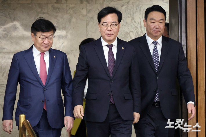 원내대책회의 참석하는 송언석