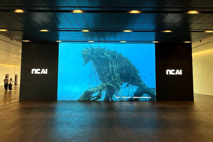 3D 아티스트 '민스틴'이 바르코 3D와 바르코 사운드를 활용해 제작한 아트워크가 오프라인 미디어 월에 전시돼 있다. NC AI 제공