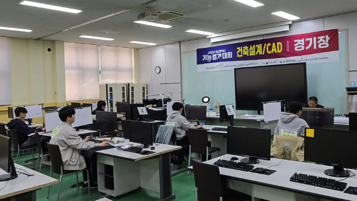 울산시가 주최하고 울산시기능경기위원회가 주관하는 2026년 울산기능경기대회가 4월 6일부터 10일까지 열린다. 지난해 대회에 출전한 직업계고 학생들. 울산광역시교육청 제공