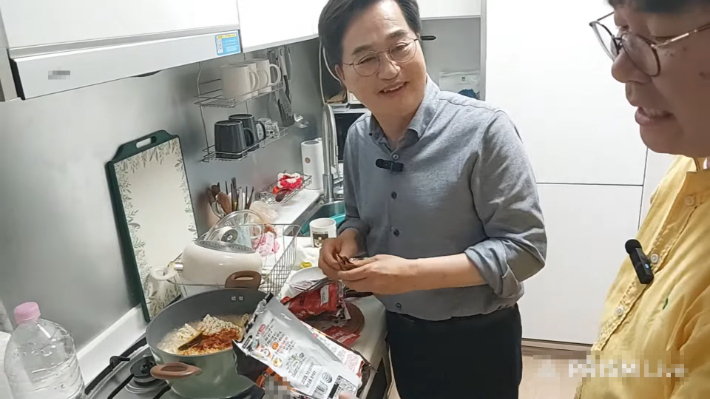 2일 더불어민주당 김동연 경기지사 경선 후보(왼쪽)가 라면 요리를 하는 모습. 유튜브 채널 '이명수의 휴먼스토리TV' 캡처